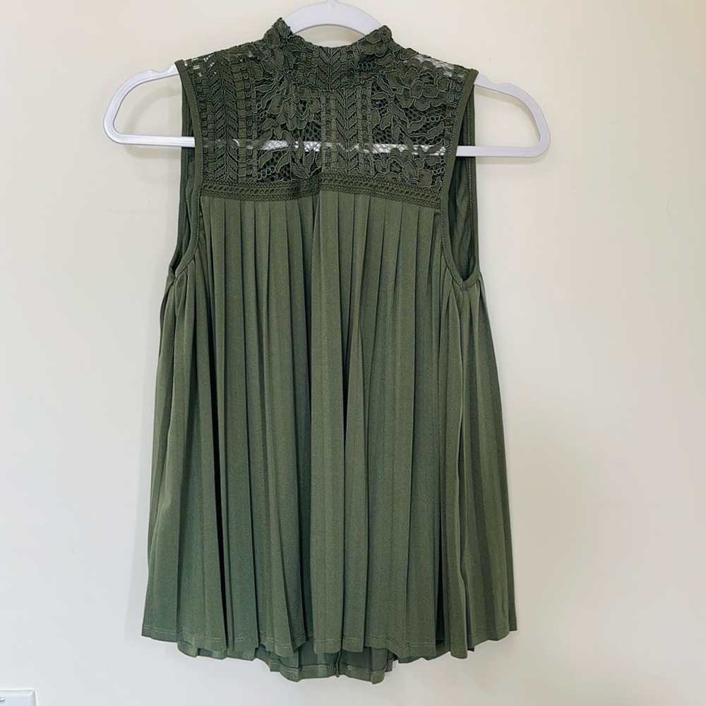 Cable & Gauge Olive Sleeveless Lace and Pleated Top